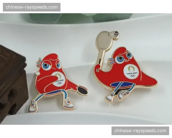 比赛间隙的泳池边,各国运动员交换徽章,展现友谊与体育精神 比赛间隙的泳池边,各国运动员交换徽章,展现友谊与体育精神