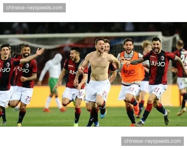 特写：绝杀后，斯卡马卡冲向亚特兰大北看台与球迷疯狂庆祝